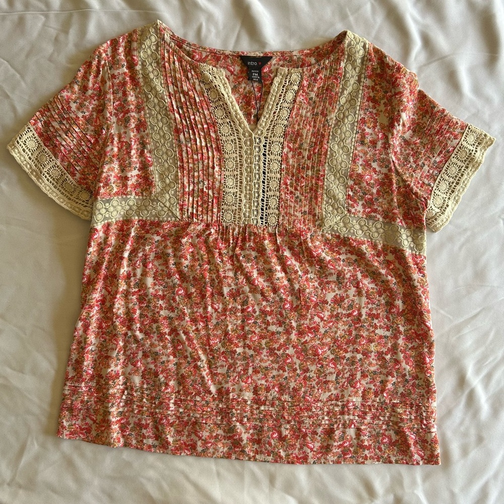 NWT Intro. Floral Boho Top with Lace Trim Size Petite Medium